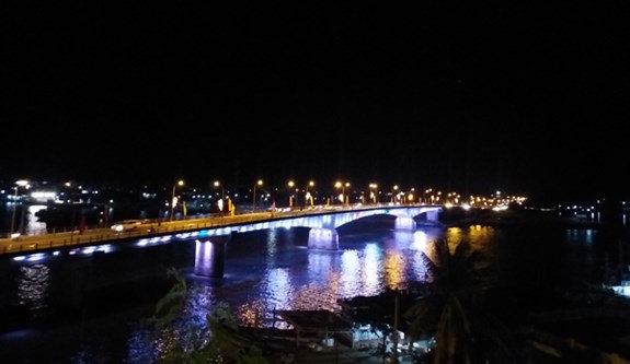 Cầu Tô Châu dẫn vào trung tâm TP Hà Tiên lung linh về đêm.