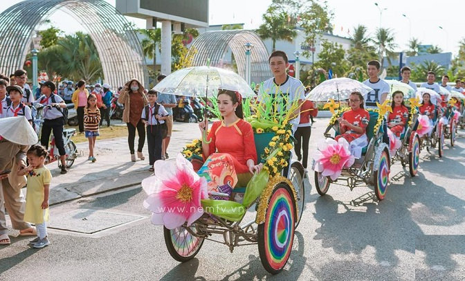 Diễu hành xe hoa với sự tham gia của Á Hậu 2 Thúy An