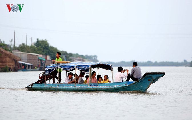 Du khách tham quan trên đầm Đông Hồ